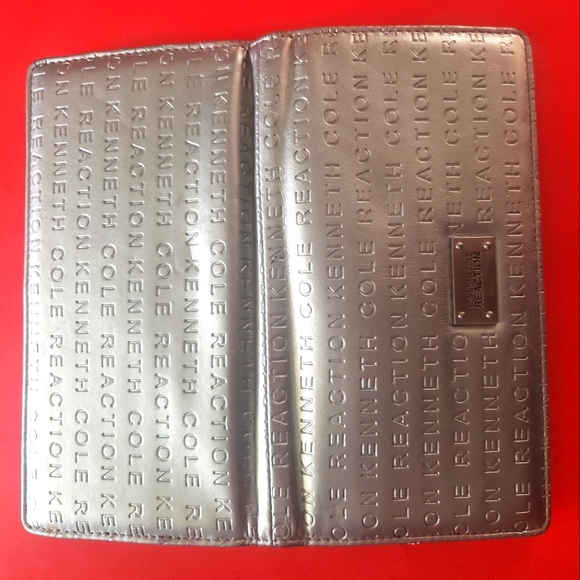 Kenneth Cole Reaction silver wallet - Picture 1 of 8